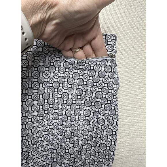 ROZ & ALI BLACK WHITE CAPRI STRETCH PANTS SIZE 16 W/ Zip Front Pockets - Picture 6 of 14